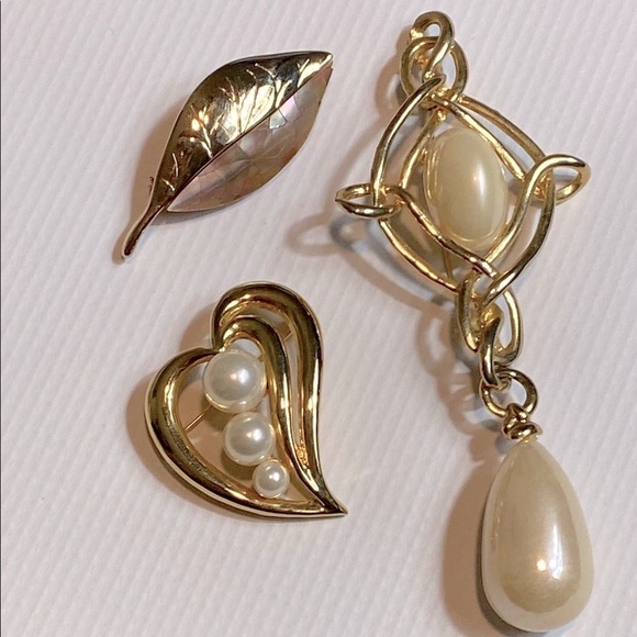Lot- 3 Gold and Cream Brooches with Pearl Accents - Picture 5 of 5